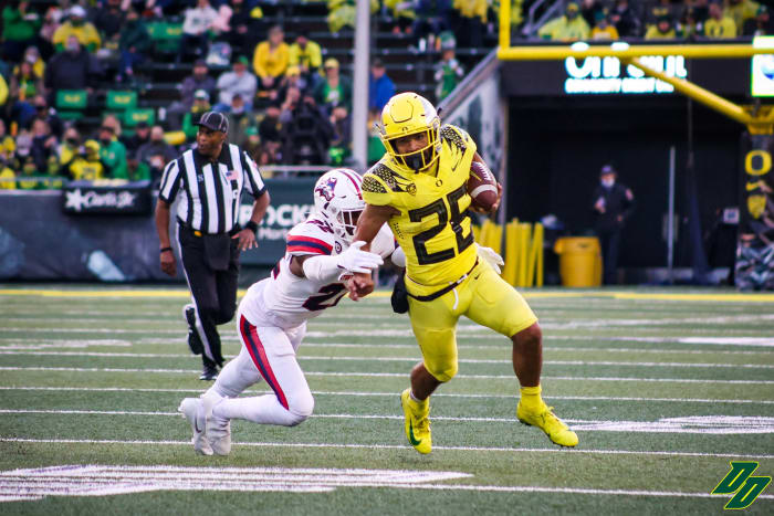Dye carries against Stony Brook on September 18, 2021 at Autzen Stadium.